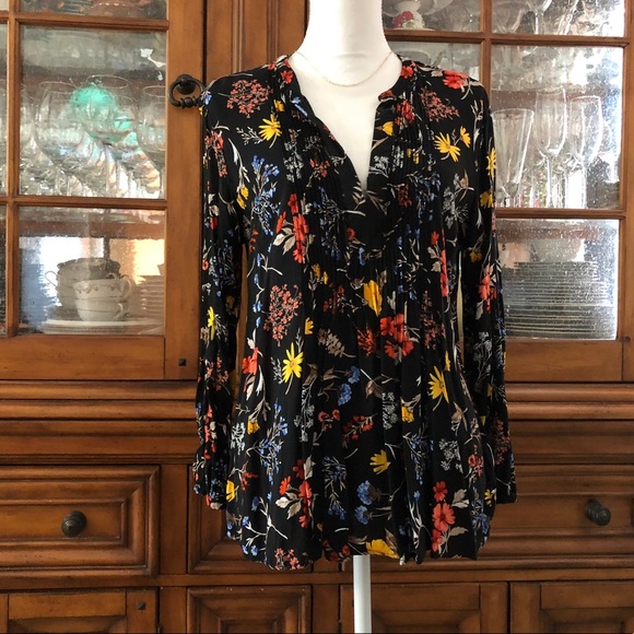Old Navy Tops - New Photos!📸 Floral tunic